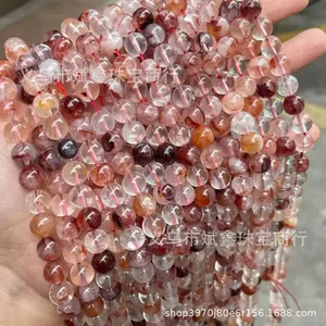 Gros plan de perles de quartz rouge naturel montrant des inclusions et textures uniques