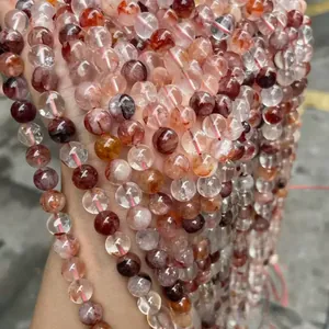 Détail macro de perles de quartz hématoïde rouge naturel avec inclusions minérales