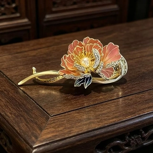 Elegant gold flower hair clip with pearl and pink gradient enamel in vintage style