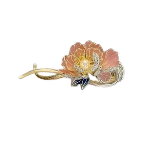 Elegant floral hair clip with gradient pink petals, central pearl and golden spring clip