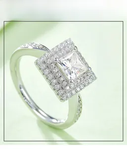 Primo piano dell'anello moissanite da 1 carato taglio princess con montatura halo argento