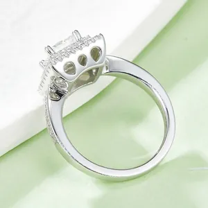 Anello halo in argento con moissanite taglio princess 1 carato e dettagli cuore