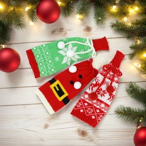 Dreiteilige gestrickte Weihnachts-Weinflaschenhüllen mit Schneeflocken und Bommel-Dekor