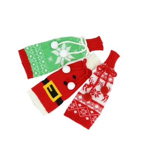 Drei verschiedene Weihnachts-Strick-Weinbeutel mit Schneeflocken und Pompon-Details