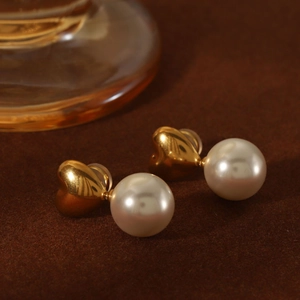 Vintage gold heart and pearl earrings crafted in high-quality polished titanium steel