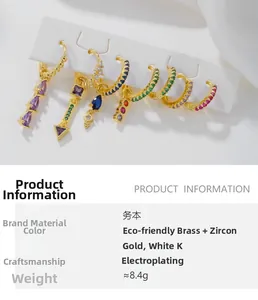 Détail de l'ensemble de boucles d'oreilles en zircon coloré et laiton doré