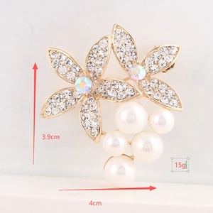 Detailansicht der Traubenblumenbrosche mit Perlen und Maßen von 4 cm Breite und 3,9 cm