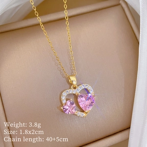 Makro-Detailansicht der Halskette mit rosa herzförmigem Zirkon-Anhänger auf Goldkette