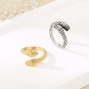 Vista dettagliata di anelli a serpente punk vintage in acciaio inox oro e argento