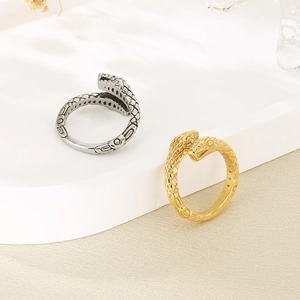 Vista dettagliata di due anelli a forma di serpente stile punk in argento e oro vintage