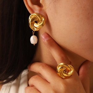 Parure de bijoux élégante en or torsadé avec boucles d'oreilles perles et bague assortie