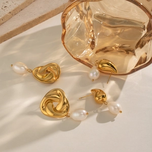 Élégantes boucles d'oreilles fleurs dorées avec perles d'eau douce, parure vintage