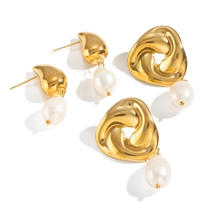 Boucles d'oreilles dorées avec perles baroques et anneaux en métal torsadé