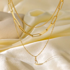 Collier triple rang en titane plaqué or 18K avec chaîne trombone et pendentif perle blanche
