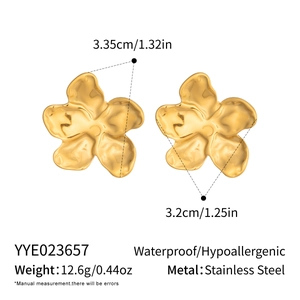 Detailed view of golden stainless steel flower earrings with size and weight info