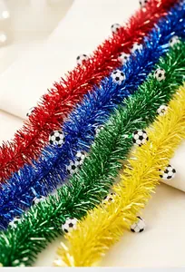 Détail macro de guirlandes festives sur le thème du football en plusieurs couleurs