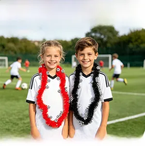 Gros plan d'une guirlande de foot pelucheuse avec mini ballons pour décoration de fête