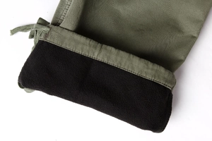 Detail der armygrünen Cargohose mit dickem schwarzem Fleece-Futter und Kordelzug am Saum