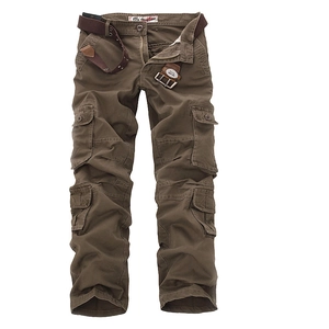Détail d'un pantalon cargo marron en toile épaisse avec de multiples poches plaquées