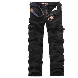 Détail du pantalon cargo noir avec plusieurs poches à rabat et ceinture en tissu bleu