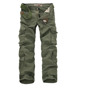 Vue détaillée du pantalon cargo vert armée avec multiples poches et ceinture en tissu