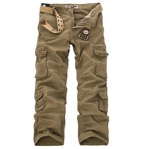 Détail du pantalon cargo kaki foncé avec poches latérales et ceinture en toile