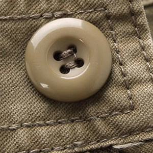 Pantalon cargo ample pour homme en sergé olive avec détail de bouton à quatre trous