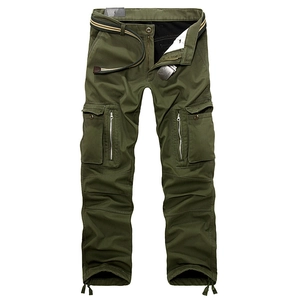 Pantaloni cargo da uomo verde militare con tasche multiple e cintura intrecciata