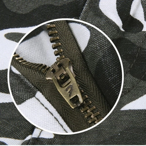 Men's camouflage cargo pants featuring a vintage bronze zipper with branded metal engraving