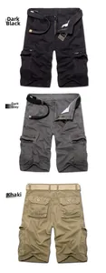 Detalle de pantalones cortos cargo para hombre multibolsillos en negro, gris y caqui