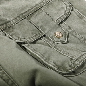 Classic loose fit cargo pants in army green cotton canvas with double-stitched pockets