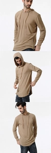 Détail du sweat à capuche camouflage kaki avec zip latéral et poignets côtelés