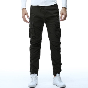 Vista frontale dei pantaloni cargo jogger uomo verde oliva con tasche e vita regolabile