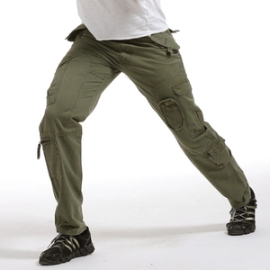 Pantalon cargo homme vert armée avec jambe droite large et plusieurs poches tactiques