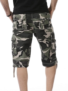 Men's loose camouflage cargo shorts with multi-pocket design for outdoor activities