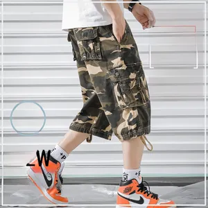 Détail du short cargo camouflage ample avec grandes poches et taille à cordon de serrage