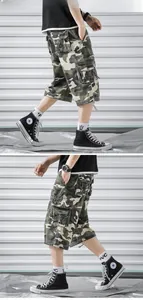 Vue détaillée du short cargo camouflage pour hommes avec grandes poches et tissu robuste