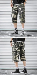 Vues détaillées du short cargo camouflage montrant le design multi-poches et le tissu canevas