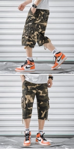 Détail du short cargo camouflage avec design multi-poches et cordons de serrage aux jambes