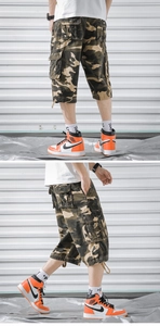 Détail du short cargo avec imprimé camouflage et design fonctionnel à poches multiples