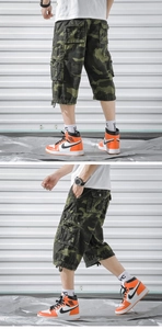 Détail du short cargo à motif camouflage, grandes poches latérales et ourlet à cordon