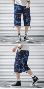 Détails du short cargo camouflage bleu avec poches à rabat et ourlet à cordon