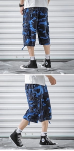 Détail du short cargo camouflage bleu avec grandes poches à rabat et ourlet à cordon