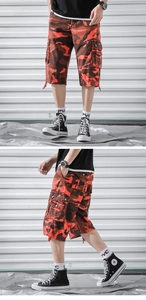 Détail du short cargo camouflage pour homme avec grandes poches et ourlet à cordon serré