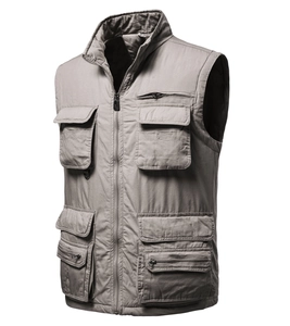 Gilet cargo gris pour homme avec plusieurs poches tactiques et col montant zippé