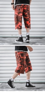 Détail du short cargo camouflage pour homme avec grandes poches latérales et coton résistant