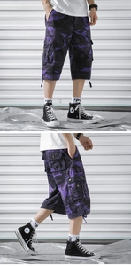 Détail du short cargo camouflage violet montrant le design multi-poches et le tissu durable