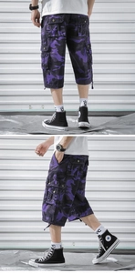 Gros plan détaillé du short cargo camouflage violet avec design utilitaire multi-poches