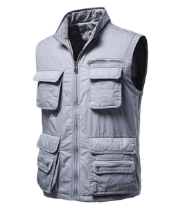 Gilet cargo pour homme gris clair avec plusieurs poches et col montant pour extérieur