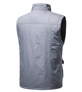 Détail des coutures verticales et du tissu résistant de cette veste sans manches grise